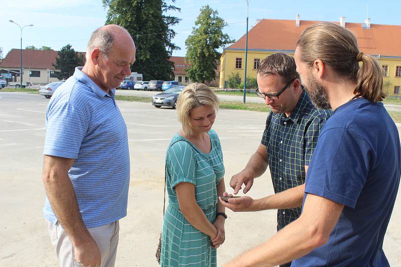 Starosta Vladimír Brtník s kolegy diskutuje o budoucnosti bývalého zimního stadionu.