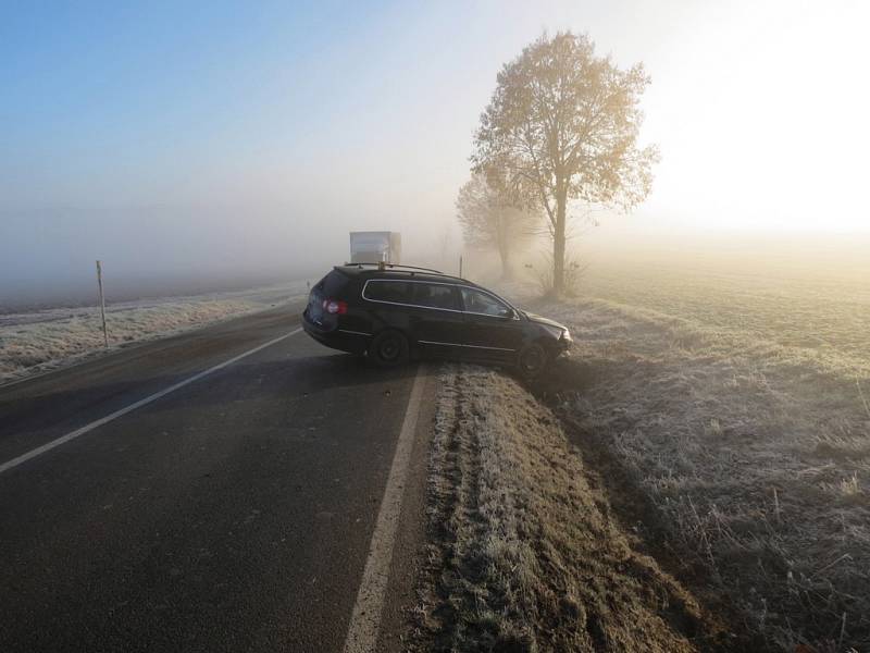 Policisté hledají svědky čtvrteční nehody mezi obcemi Jamné a Zhoř na Jihlavsku, při níž skončil vůz VW Passat v příkopu. Řidič druhého auta z místa havárie ujel.