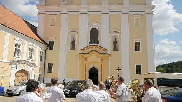 Klášter v Nové Říši je chodbou spojen s kostelem svatého Petra a Pavla. Jedná se o barokní jednolodní stavbu se dvěma kaplemi.