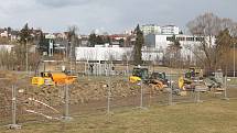 Stavba jihlavského pumptracku se v druhé polovině března na necelý týden zastavila kvůli návratu zimy.