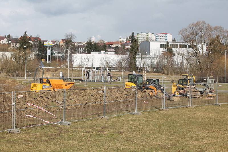 Stavba jihlavského pumptracku se v druhé polovině března na necelý týden zastavila kvůli návratu zimy.