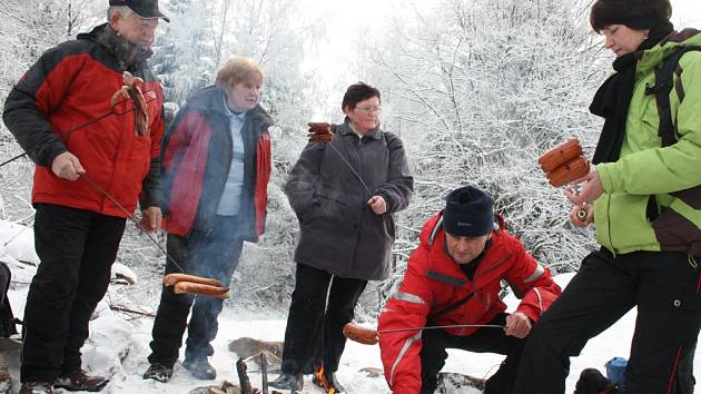 Turisté si na Čeřínku rozdělali oheň a opekli buřty, oslavili tak zahájení roku 2013. Vzájemně si popřáli zdraví a mnoho šťastných turistických kilometrů.