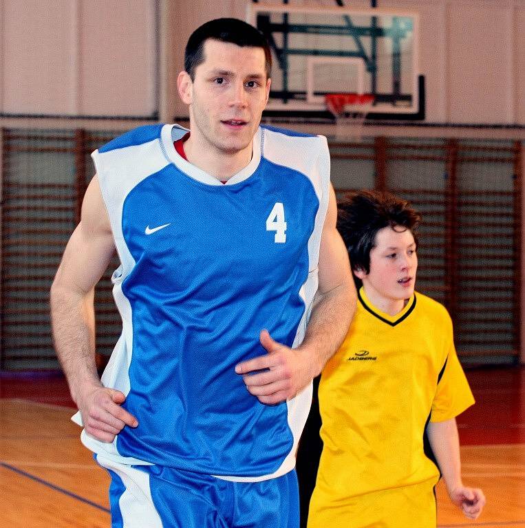 Basketbalista Petr Benda (v modrém) si po pěti letech zase zahrál v jihlavské hale, kde basketbalově vyrůstal. Český reprezentant se nejdřív chopil míče a přidal se k hráčům dorosteneckého výběru BC Vysočina, kteří divákům předvedli modelový trénink.