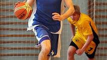 Basketbalista Petr Benda (v modrém) si po pěti letech zase zahrál v jihlavské hale, kde basketbalově vyrůstal. Český reprezentant se nejdřív chopil míče a přidal se k hráčům dorosteneckého výběru BC Vysočina, kteří divákům předvedli modelový trénink.