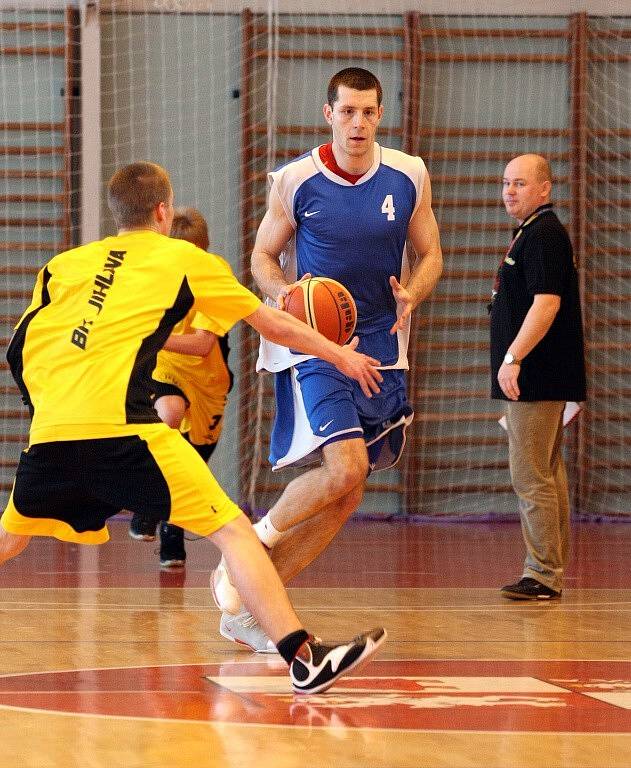 Basketbalista Petr Benda (v modrém) si po pěti letech zase zahrál v jihlavské hale, kde basketbalově vyrůstal. Český reprezentant se nejdřív chopil míče a přidal se k hráčům dorosteneckého výběru BC Vysočina, kteří divákům předvedli modelový trénink.