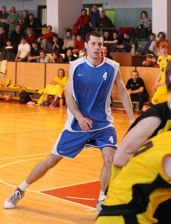 Basketbalista Petr Benda (v modrém) si po pěti letech zase zahrál v jihlavské hale, kde basketbalově vyrůstal. Český reprezentant se nejdřív chopil míče a přidal se k hráčům dorosteneckého výběru BC Vysočina, kteří divákům předvedli modelový trénink.