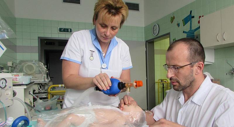 Silikonové novorozeně pomáhá zdravotníkům s nácvikem první pomoci. Model je k nerozeznání od živého dítěte.