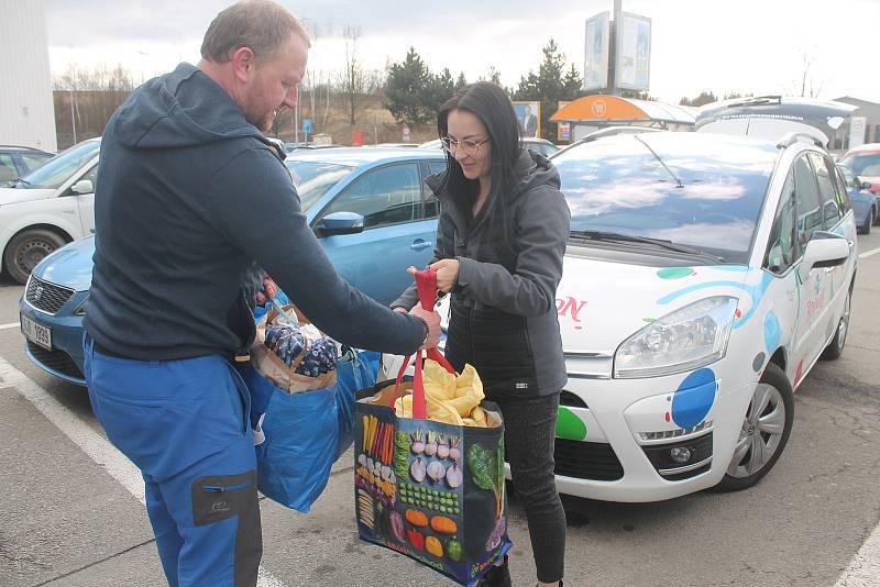 Na parkovišti u supermarketu Tesco v Jihlavě se sešla trojice, která se nikdy dříve neviděla. Všichni ale chtěli pomoci Ukrajině a stejně tak lidé, kteří přispívali do sbírky.