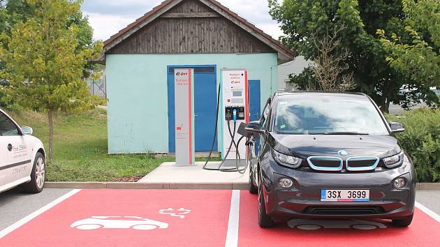 Na parkovišti v jihlavské nákupní zóně mají elektromobily svou první rychlodobíjecí stanici.