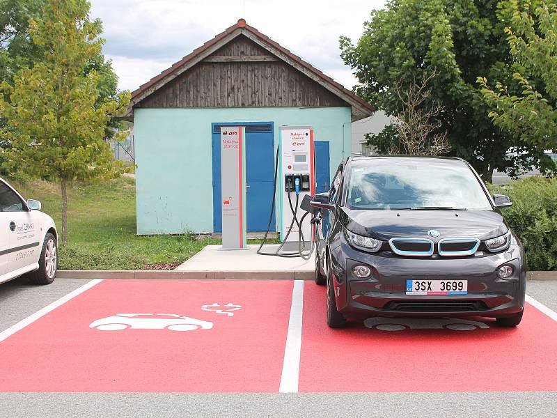 Na parkovišti v jihlavské nákupní zóně mají elektromobily svou první rychlodobíjecí stanici.