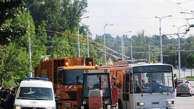 Nehoda popelářského vozu a osobního auta ochromila ráno trolejbusovou dopravu v Jihlavě.