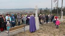 Na Velký pátek prošlo procesí, které čítalo asi šedesát lidí, obnovenou Kalvárií ve Stonařově.