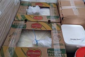 Mléčné výrobky vezl řidič z Rumunska v plastových kbelících a pytlech a krabicích od banánů.