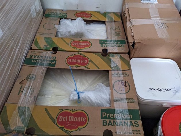 Brynza s etiketou od banánů: celníci na D1 zastavili vůz s pochybným jídlem