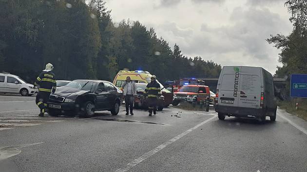 Nehoda na sjezdu z dálnice D1 u Jihlavy.