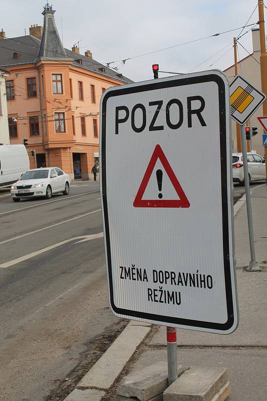 Lidé nový semafor kritizují, instalovanán byl nejen kvůli vzniku nové autobusové zastávky v lokalitě. Foto: Deník/Martin Singr