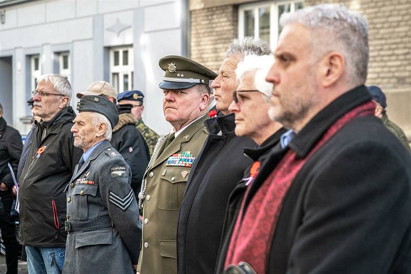 Odhalení desky se konalo při příležitosti Dne válečných veteránů.