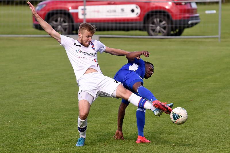 Jihlavští fotbalisté (v modrém) v Líšni remizovali 1:1, když výhru ztratili ve druhé minutě nastaveného času.