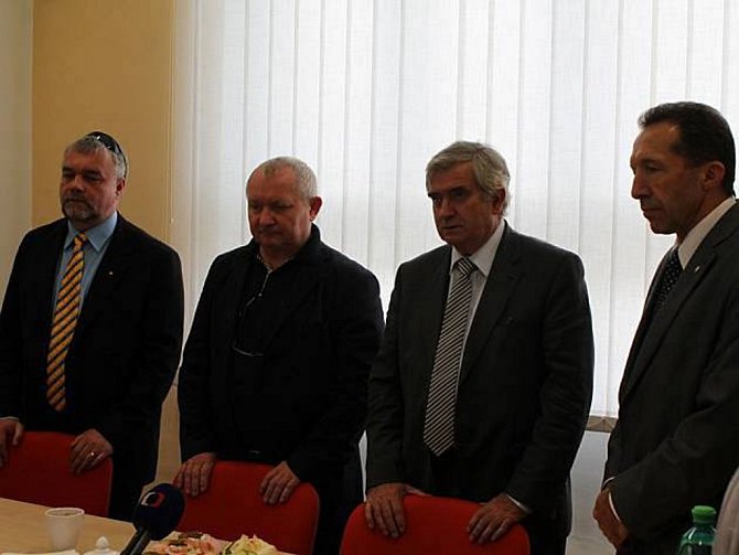 Koaliční partneři. Zleva Jaromír Kalina (KDU-ČSL), Vratislav Výborný (ČSSD), Rudolf Chloupek (ČSSD) a Jaroslav Vymazal (ODS). 