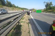 Nehoda se stala kolem šesté večer na 145. kilometru dálnice D1 ve směru na Brno. Policii pomohou i řidiči, kteří jeli v protisměru.