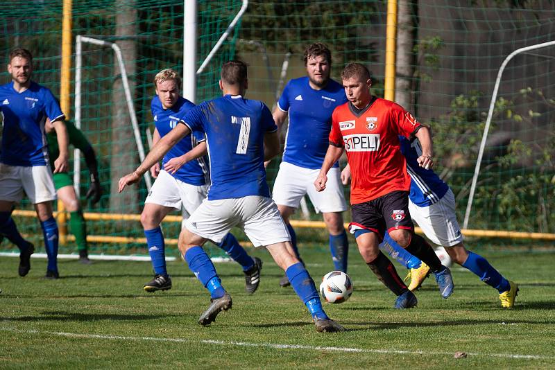 V nedělním dopoledním utkání 13. kola krajského přeboru mezi fotbalisty domácího Sapeli Polná (v červených dresech) a Novou Vsí se z výhry 2:1 radoval hostující celek.