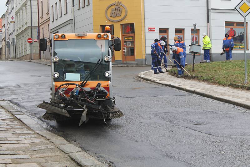 Čištění kanálů, chodníků i silnic nebo odtahy aut. To  vše každoročně patří k blokovému čištění ulic krajského města.