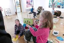 Výtvarná dílna pro děti v Oblastní galerii Vysočiny v sobotu 26. března k výstavě Jakuba Tomáše s názvem Na Kopci u laviček.
