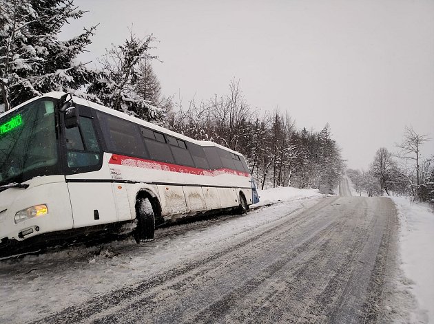 Autobus sjel na krajnici a poté do příkopu na silnici mezi Pikárcem a Křižanovem.
