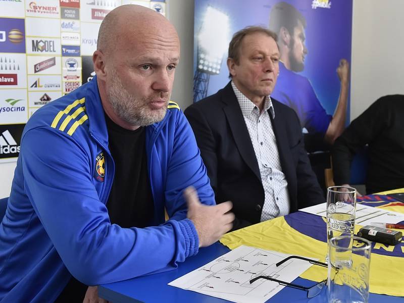 Vedení fotbalové Vysočiny (zleva trenér Michal Bílek a ředitel klubu Zdeněk Tulis věří, že první liga v Jihlavě zůstane.  