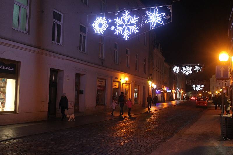 Centrum Jihlavy je krásně osvětlené, na kluzišti bruslí lidé, ta pravá adventní atmosféra ale chybí.