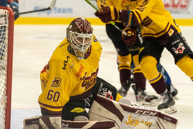 Hokejisté Kladna (v modrém) rozhodli třetí třetinu pátého barážového souboje s Duklou góly Matěje Berana a Tomáše Plekance a zůstávají extraligoví I pro další sezónu 2022/2023.