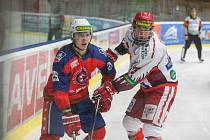 Ve 36. kole Chance ligy se hráči Třebíče (v červených dresech) představí na ledě Havířova. Dukla Jihlava přivítá na domácím ledě mužstvo Vsetína.