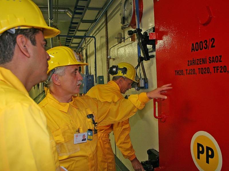 Hlavní technolog elektrárny František Prokop ukazuje návštěvníkům jednotlivá zařízení elektrárny.