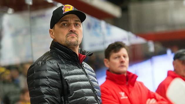 Trenér HC Dukla Jihlava Viktor Ujčík.