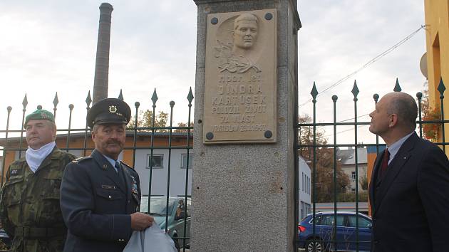 Pamětní deska Jindřicha Kartůska je na plotě areálu Služeb města Jihlavy, nedaleko jeho někdejšího bydliště.