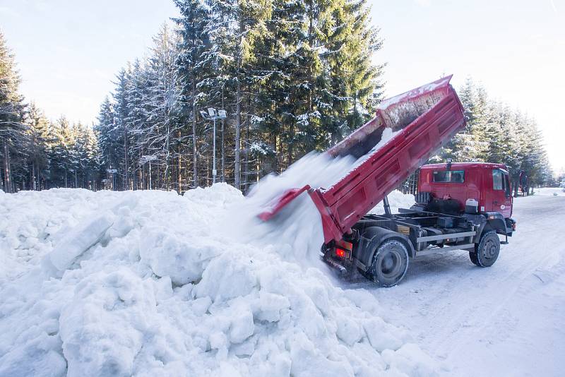 Navážení sněhu na běžkařské tratě ve Vysočina Aréně.