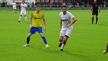 V sobotním utkání předkola MOL Cupu mezi fotbalisty domácího FC Žďas Žďár (v bílém) a Velkou Bíteší (v modro-žlutém) padaly branky jen do hostující sítě. Po výhře 3:0 čeká na Žďár v prvním kole FC Vysočina.