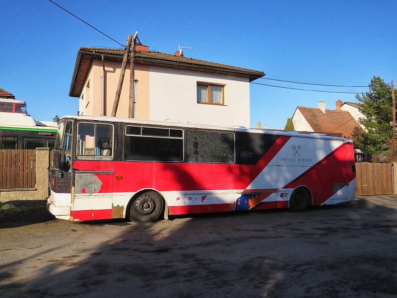 Tramvaj na střeše garáže, v ulici Lidická kolonie v Jihlavě, je umístěna od 26. července 2018.