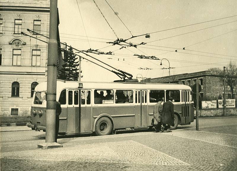 Trolejbus na trase C, zřízené roku 1949, kdy se Jihlava stala krajským městem. Snímek z pozdějších let ukazuje i severozápadní část tehdy nového zimního stadionu.