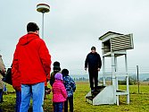 Zájem lidí. Meteorologická stanice v Kostelní Myslové se otevřela návštěvníkům. Vladimír Coufal  (na snímku vpravo) ukazuje  meteorologickou budku s teploměry a vlhkoměrem. 