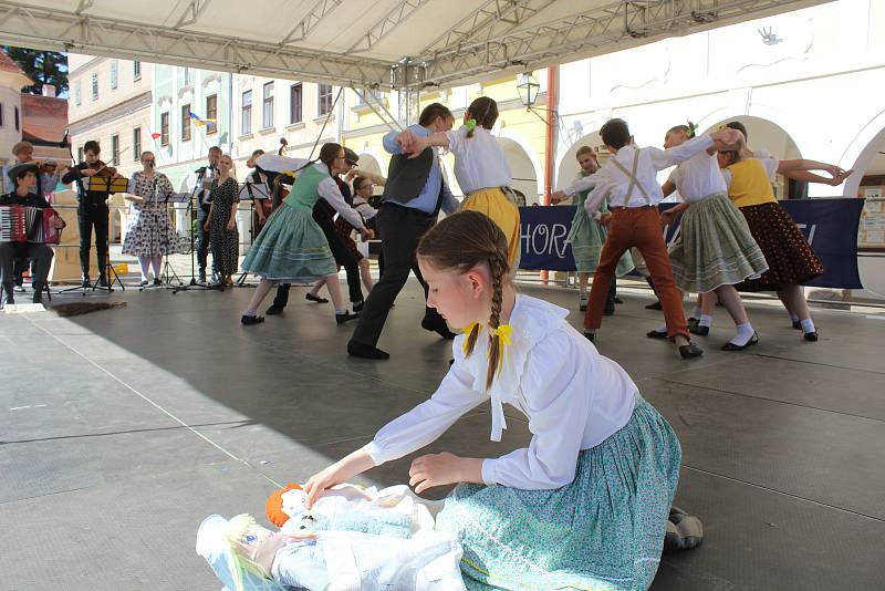 Centrum Telče v sobotu odpoledne žilo folklorem.