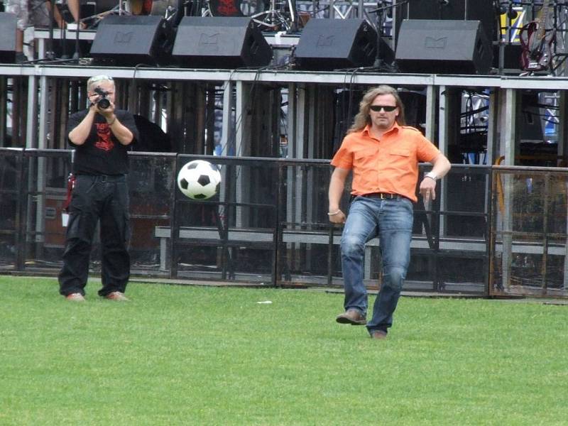 Zpěvák Josef Vojtek je od malička nadšeným fotbalistou. I když ještě v pátek zklamaně tvrdil, že nestihne vyzkoušet pažit jihlavského stadionu, při sobotní zvukové zkoušce v pravé poledne si zakopal zhruba dvacet minut s Otou Váňou a techniky.