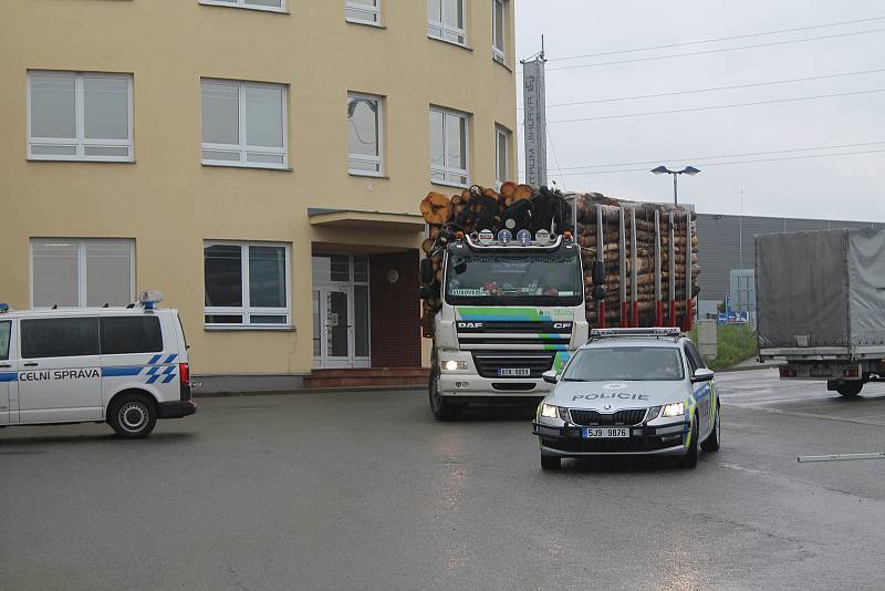 Policisté na Vysočině se zaměřily na kontroly kamionů s dřevem.