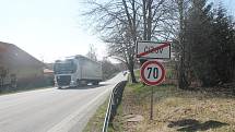 Obec protíná frekventovaná silnice I/38 mezi Jihlavou a Znojmem.