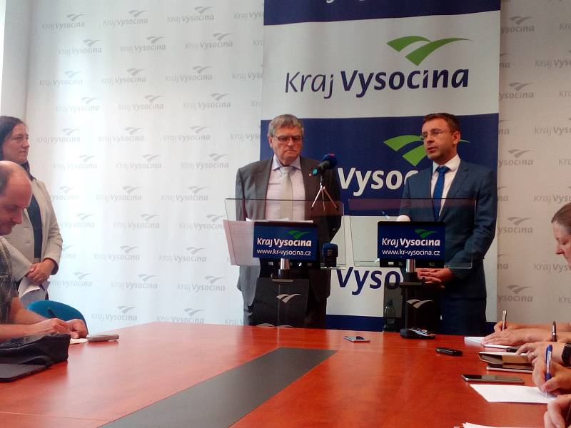 Hejtman Jíří Běhounek (vlevo) ocenil, že ministr dopravy Vladimír Kremlík (vpravo) přijel i se sedmi spolupracovníky.