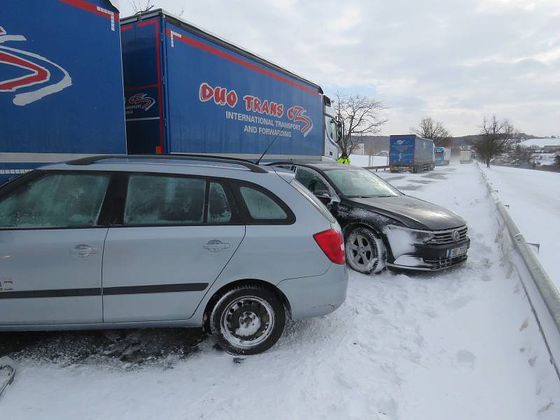 Státní silnici číslo 38 z Jihlavy na Znojmo v pondělí zablokovala hromadná dopravní nehoda.