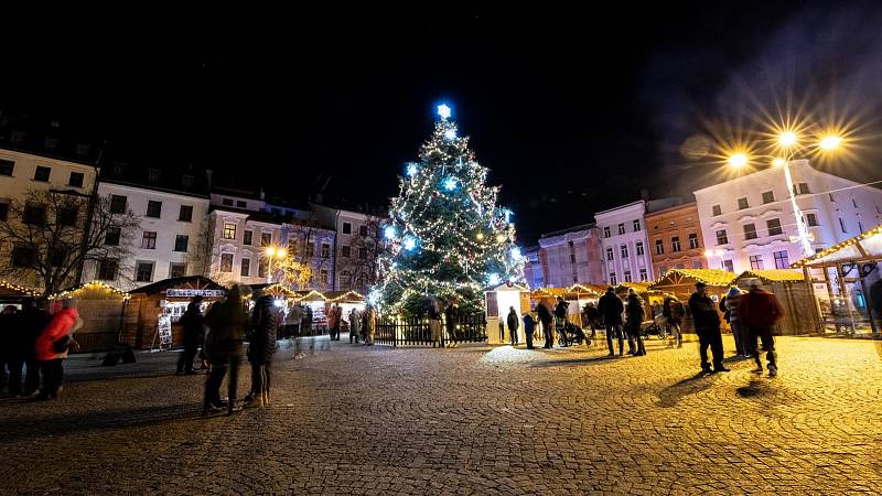 Nedělním rozsvícením vánočního stromu začal advent také v Jihlavě.