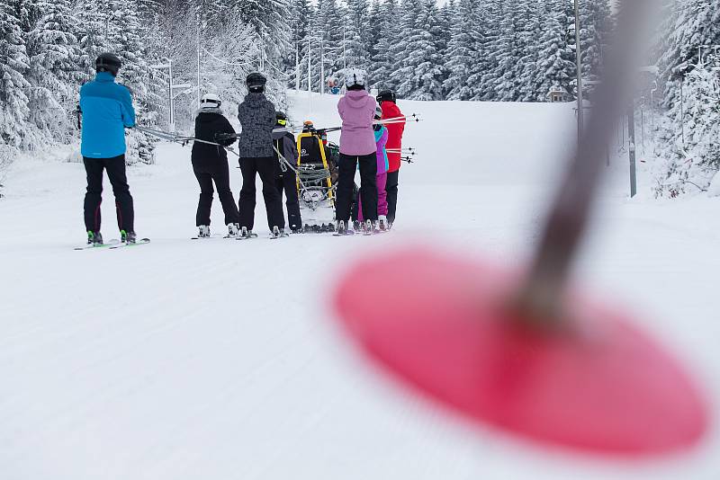 V lyžařském areálu Čeřínek tahá lyžaře na kopec skútr.