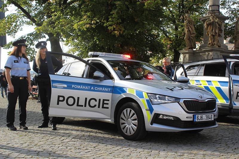 Horní část jihlavského náměstí patří celé úterý 13. září policistům. Zájem mají i dospělí, nejvíce nadšené jsou ale děti.