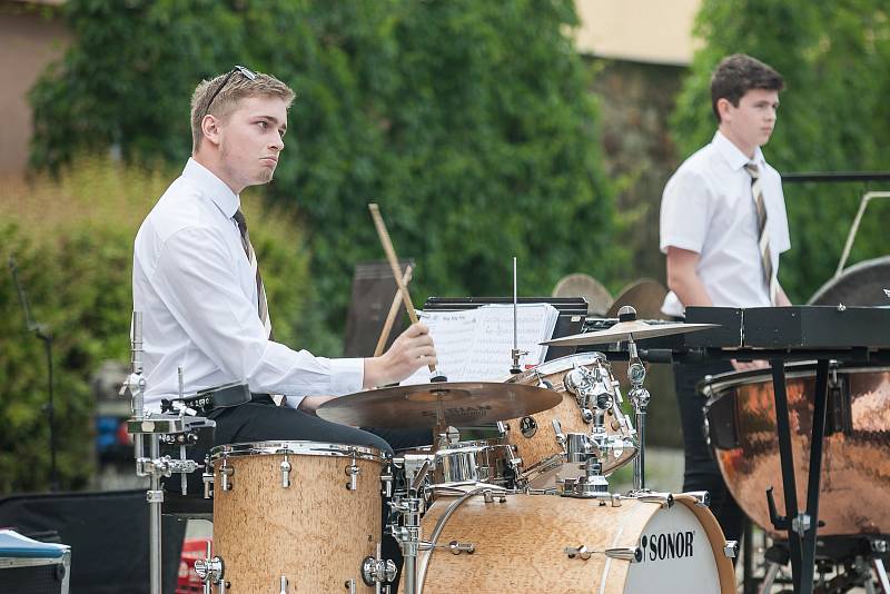 Dechový orchestr TUTTI ZUŠ Jihlava v parku Gustava Mahlera.